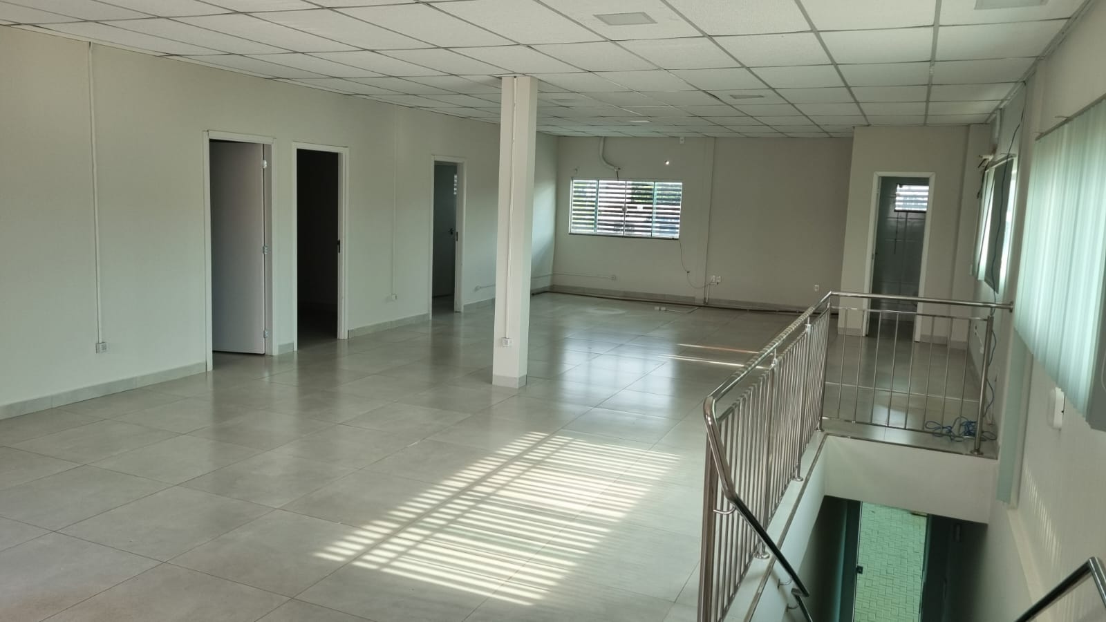 Sala comercial superior com 168 m² na Avenida da 706 Sul