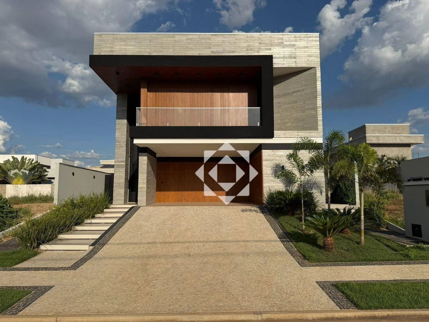 Sobrado de alto padrão com 4 suítes e tecnologia no Condomínio Alphaville 2