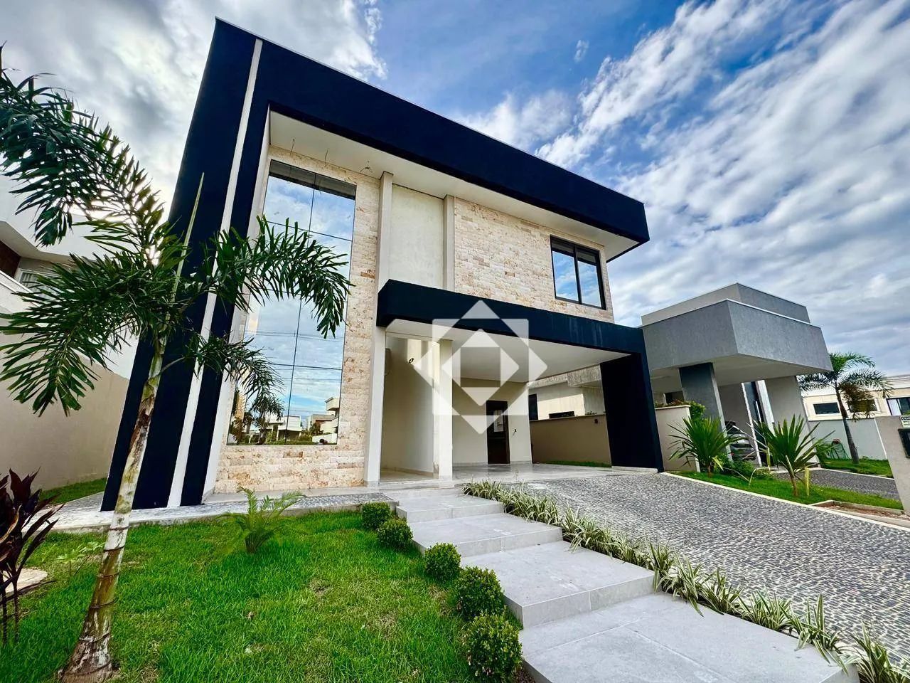 Casa de luxo com 4 suítes e energia solar no Condomínio Alphaville 2