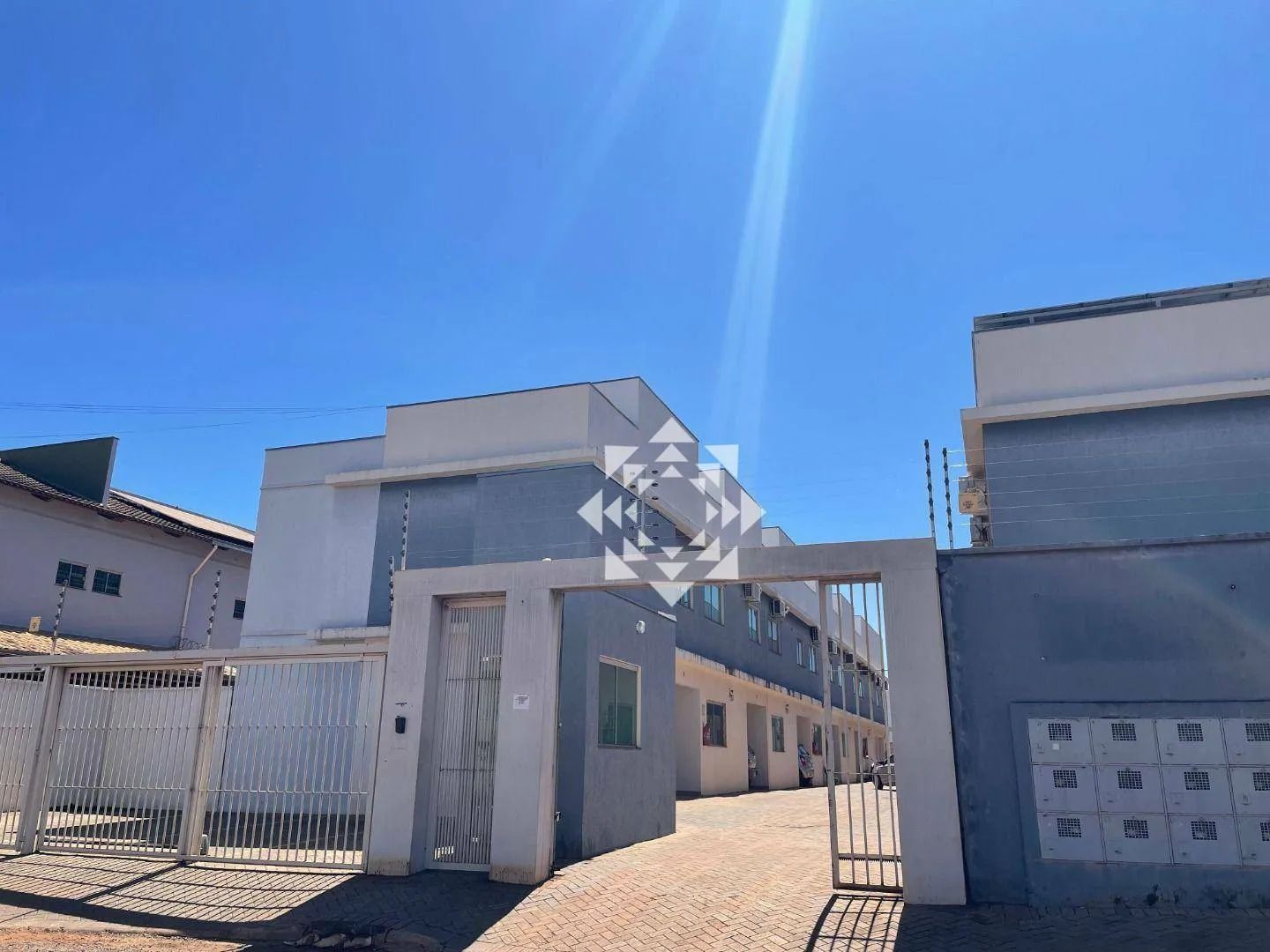 Sobrado moderno com 3 quartos e acabamento em porcelanato no Condomínio Negreiros IV em Palmas