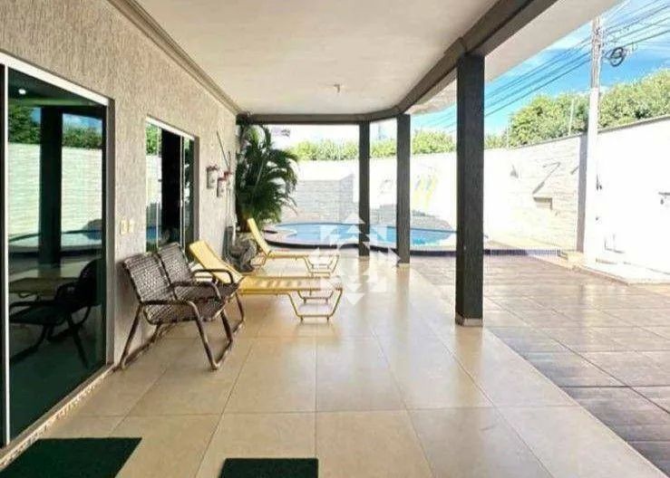 Casa com 5 quartos e piscina em lote duplo na 704 Sul em Palmas