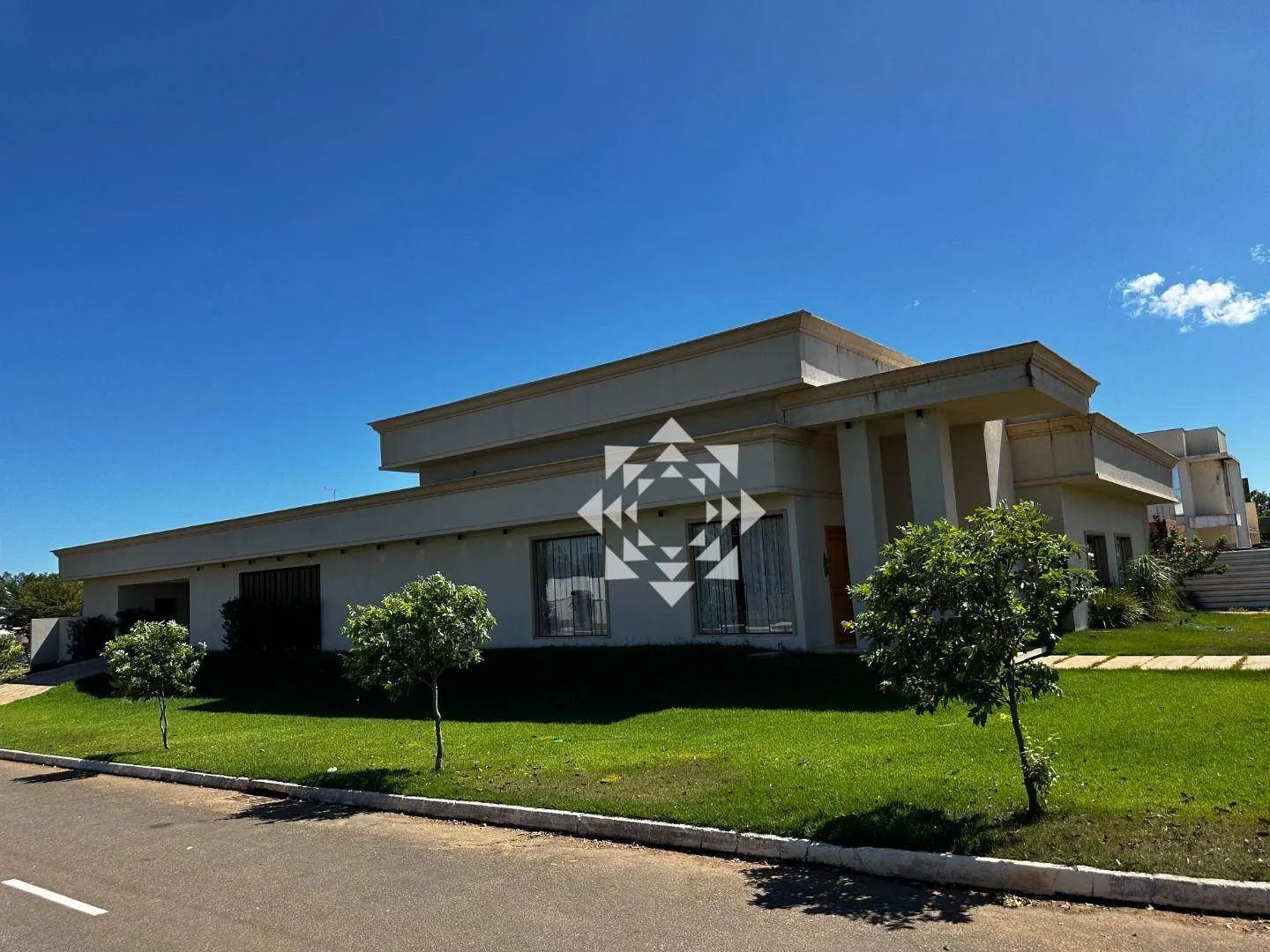 Casa de alto padrão com 6 suítes e energia solar no Condomínio Residencial Polinésia