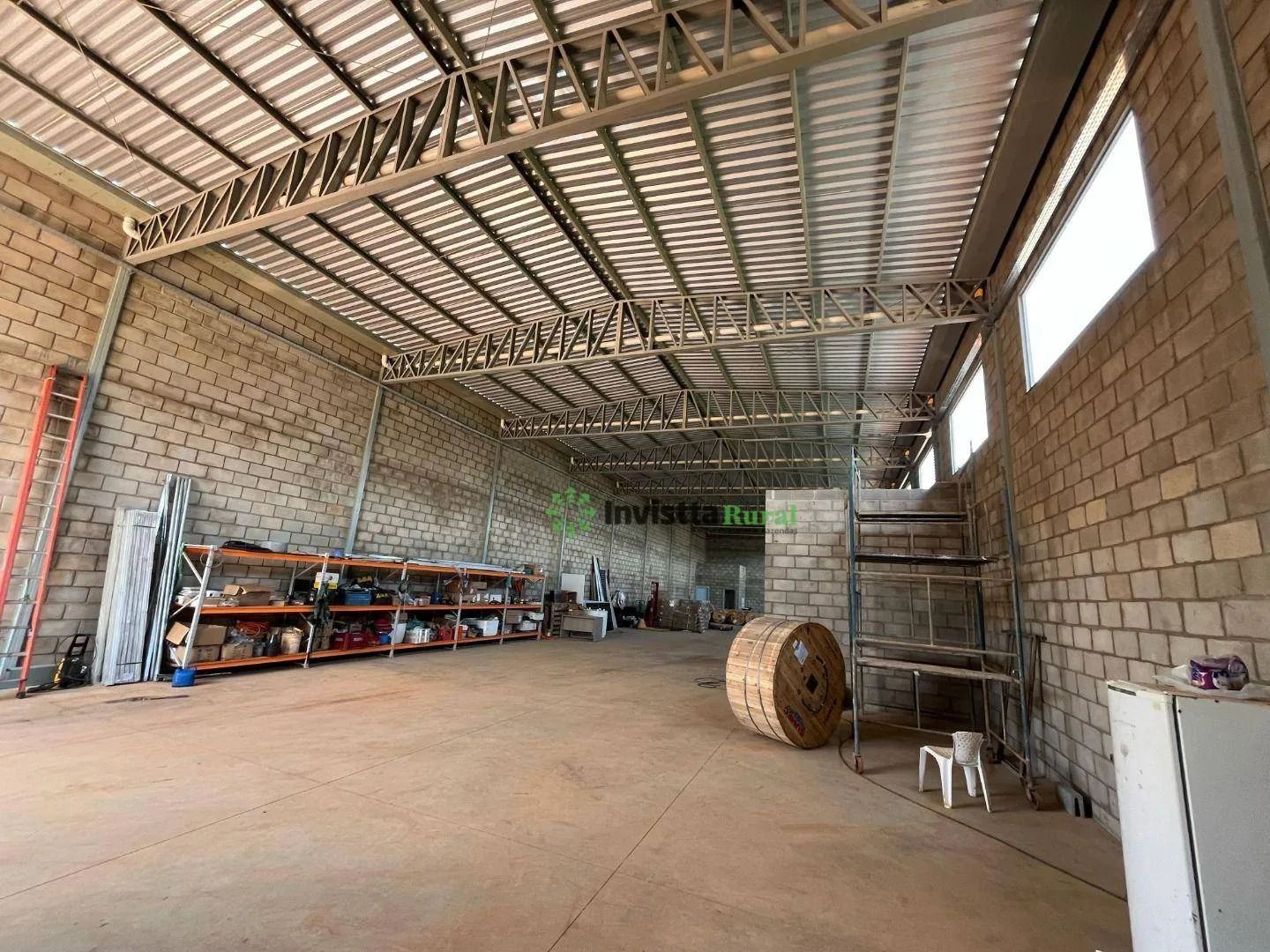 Galpão comercial de 500 m² com pé-direito alto e excelente logística