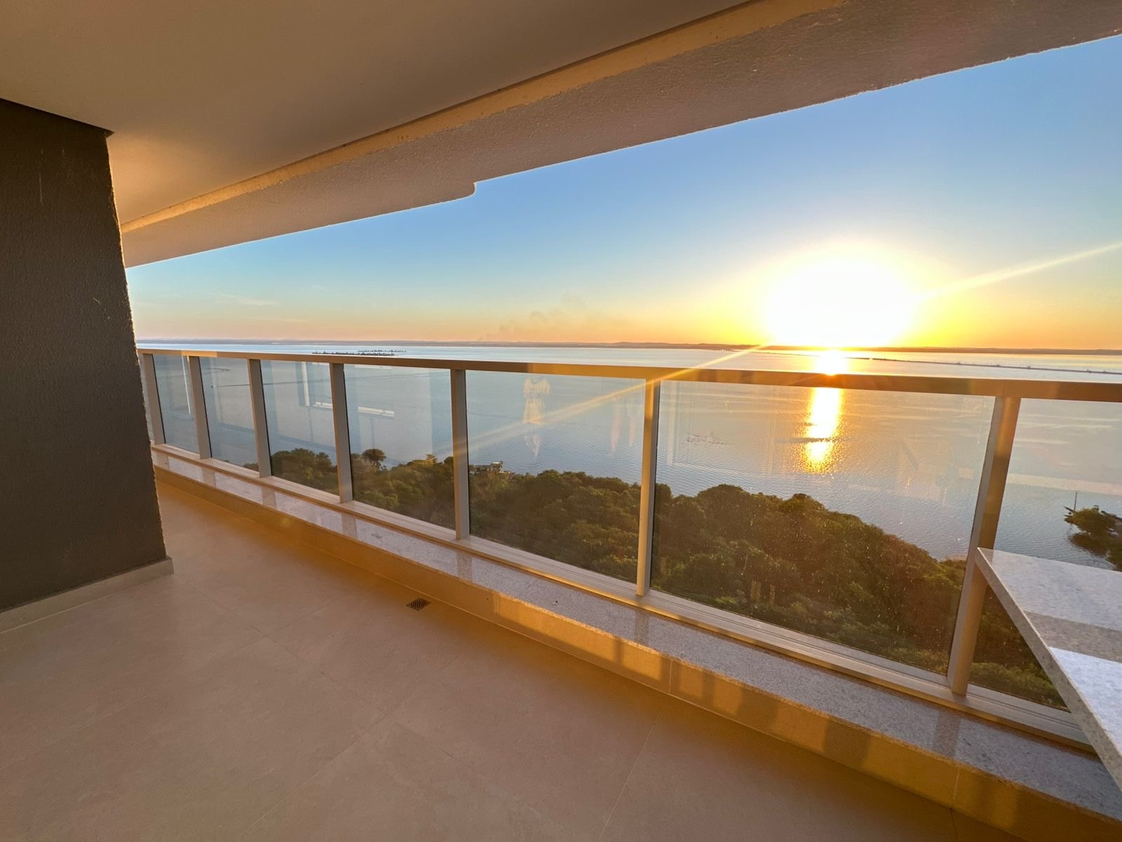 Apartamento de alto padrão com 3 suítes e vista definitiva para o Lago na Orla de Palmas