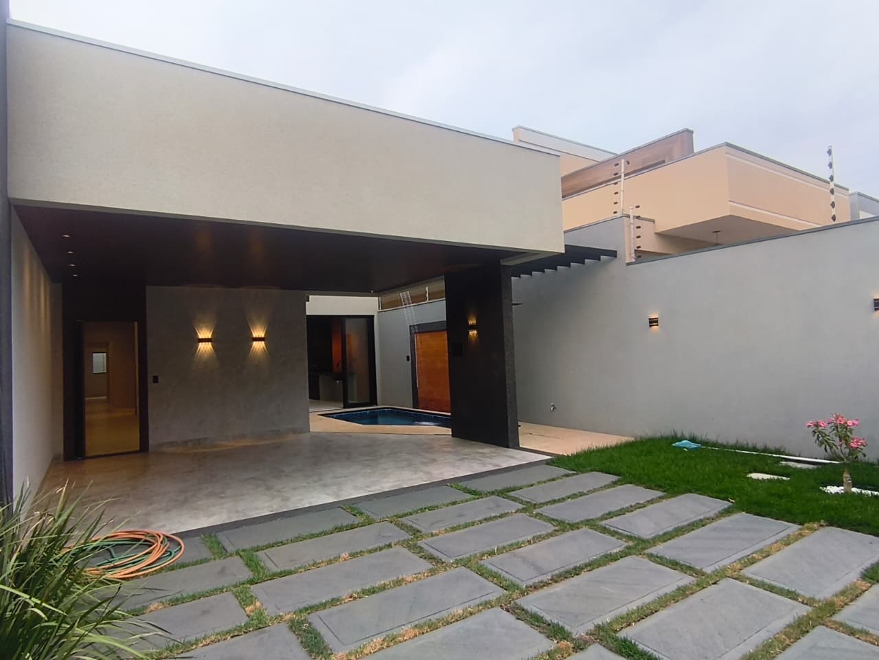 Casa nova moderna com piscina aquecida à venda na 407 Sul – Palmas/TO