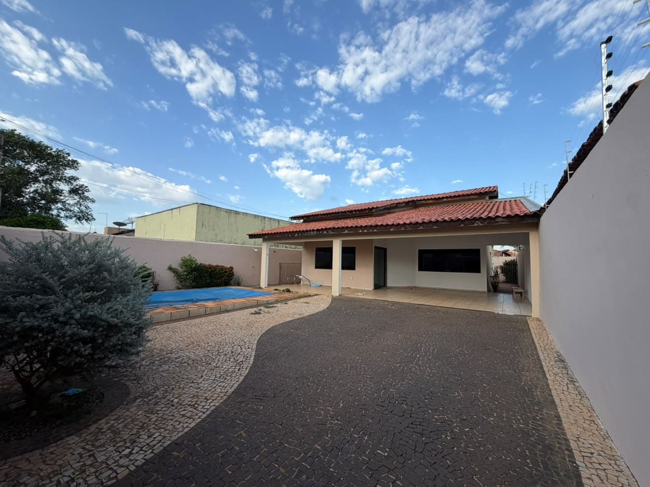Casa à venda com piscina, suíte com closet e banheira na 110 Norte – Palmas/TO