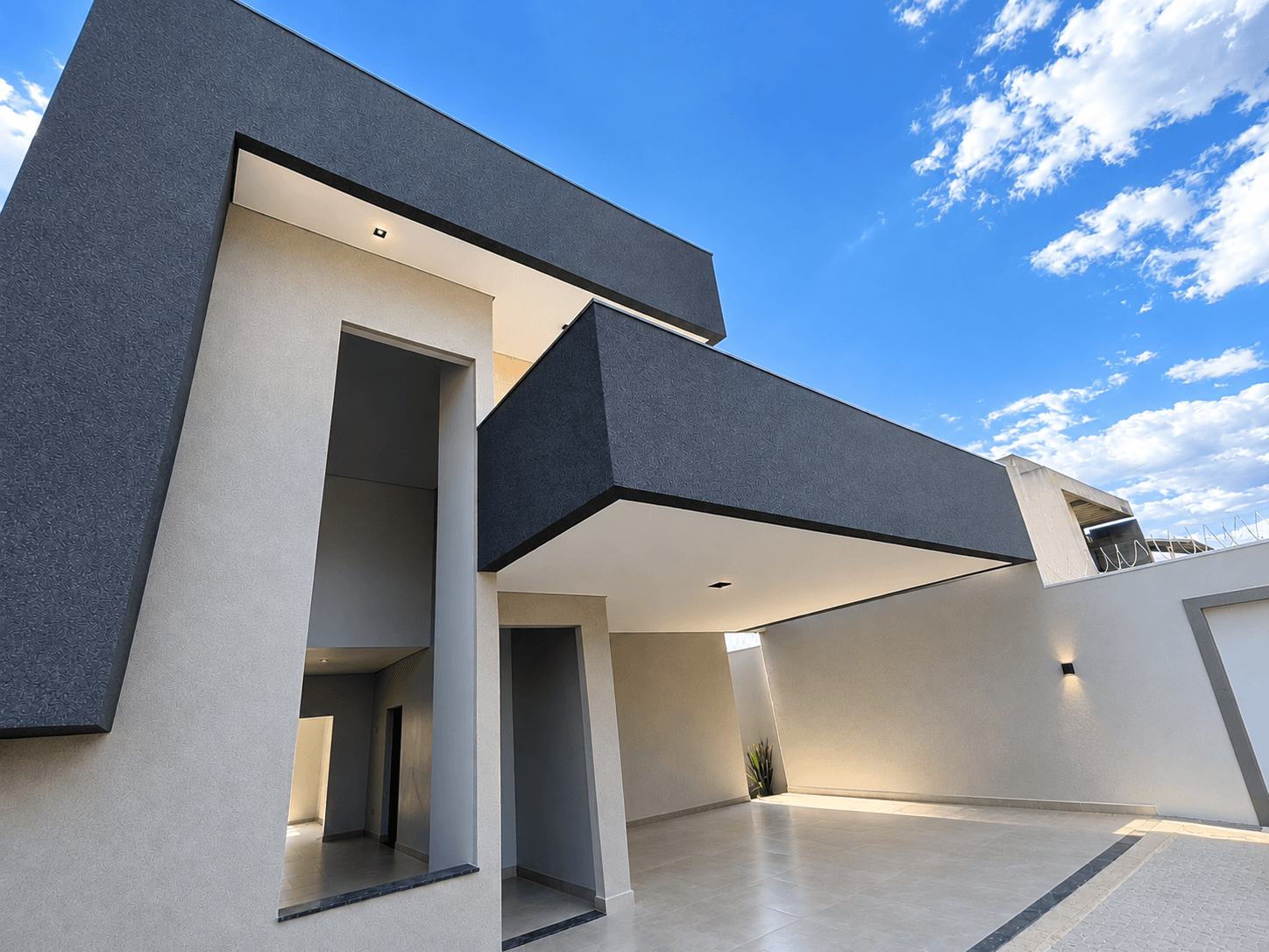 Casa de alto padrão com piscina e pé-direito duplo à venda na 1205 Sul – Palmas/TO