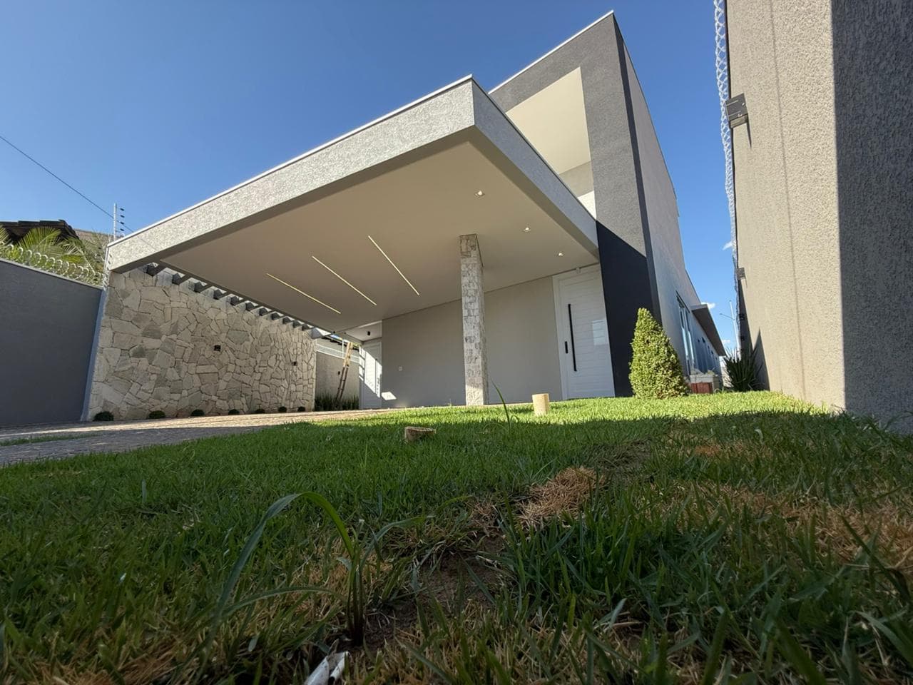 Casa de alto padrão com piscina e automação à venda na 409 Sul – Palmas/TO