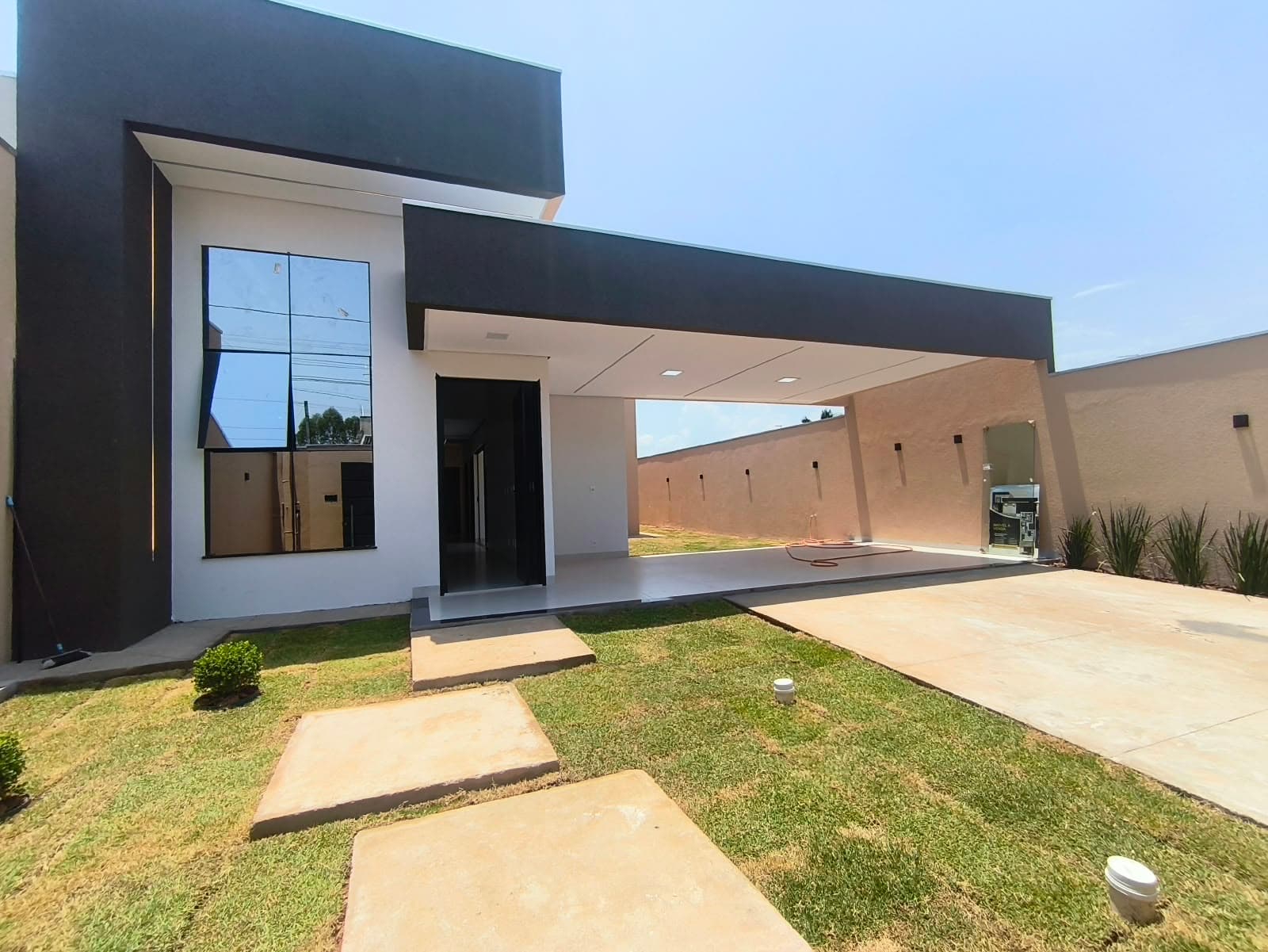 Casa moderna com suíte master e garagem para 4 carros à venda no Setor Bertaville – Palmas/TO