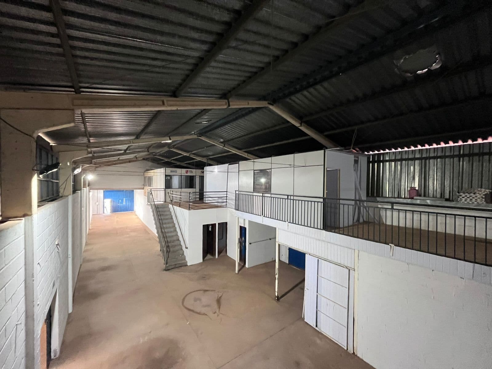 Galpão comercial com 904 m² e mezanino para locação na 912 Sul em Palmas – TO