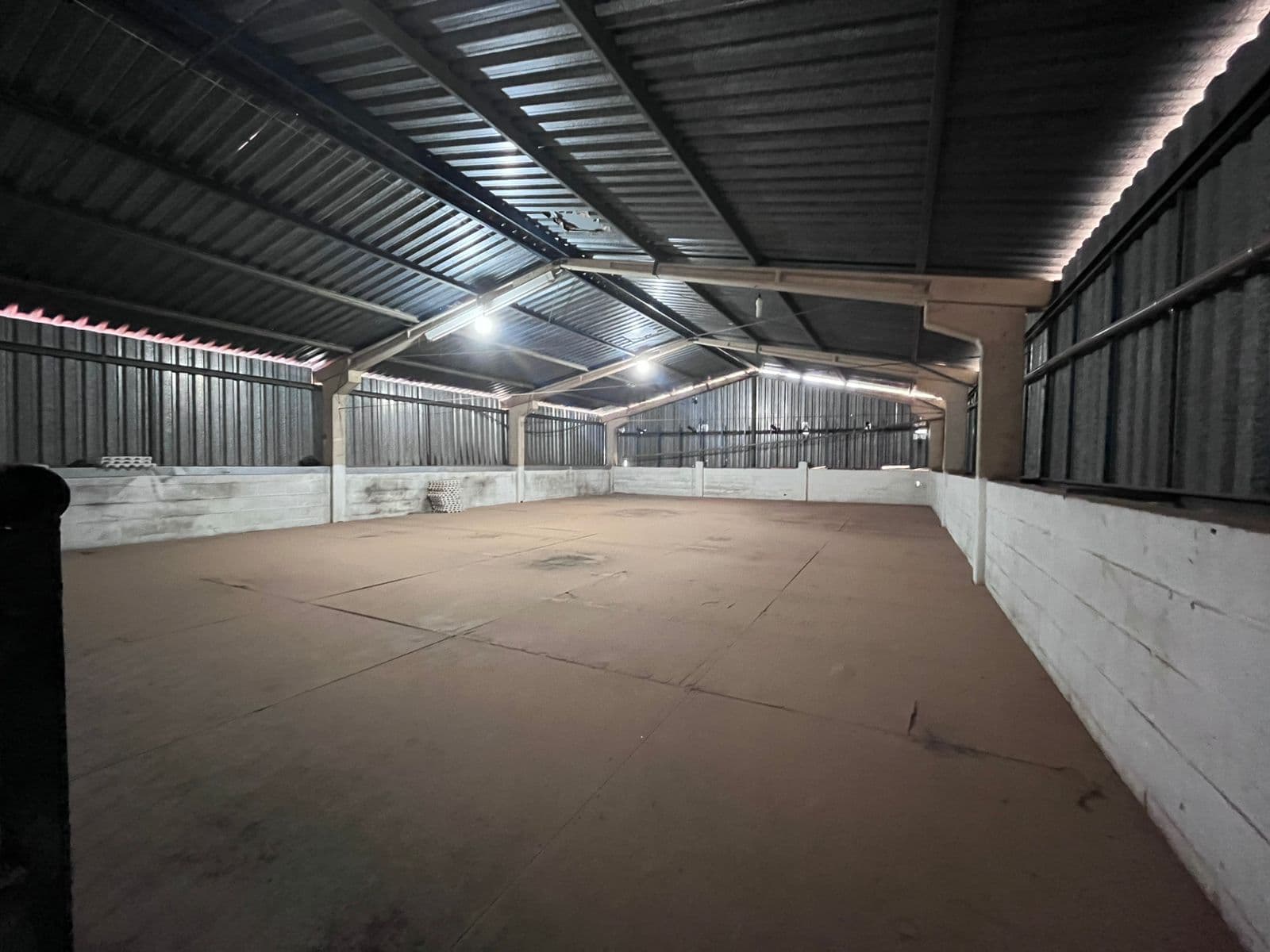 Galpão comercial com 904 m² e mezanino para locação na 912 Sul em Palmas – TO