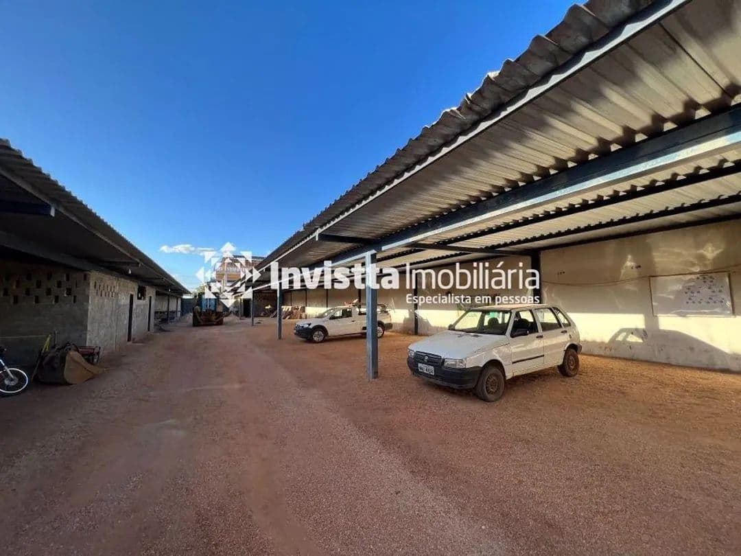Terreno com galpão de 930 m² na Orla 14 em Palmas
