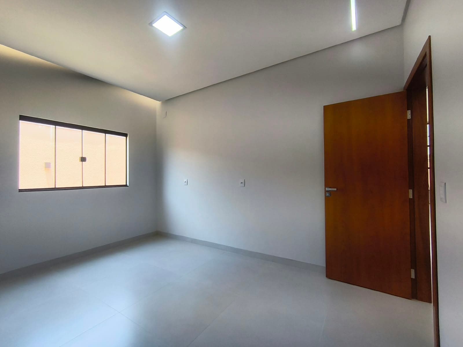 Casa moderna com suíte master e garagem para 4 carros à venda no Setor Bertaville – Palmas/TO