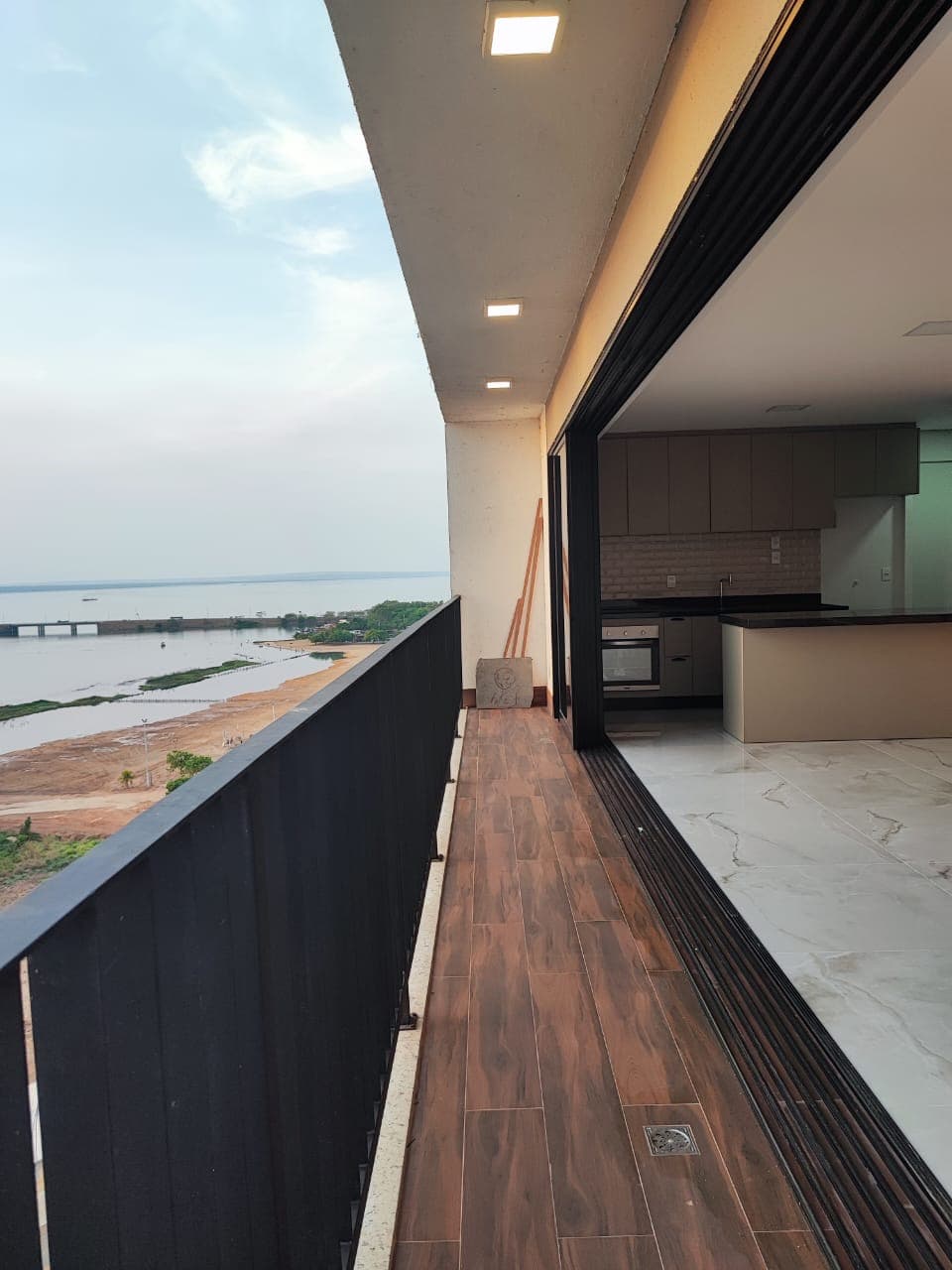 Apartamento Urban Terraço 3 quartos com vista para o Lago na Orla de Palmas