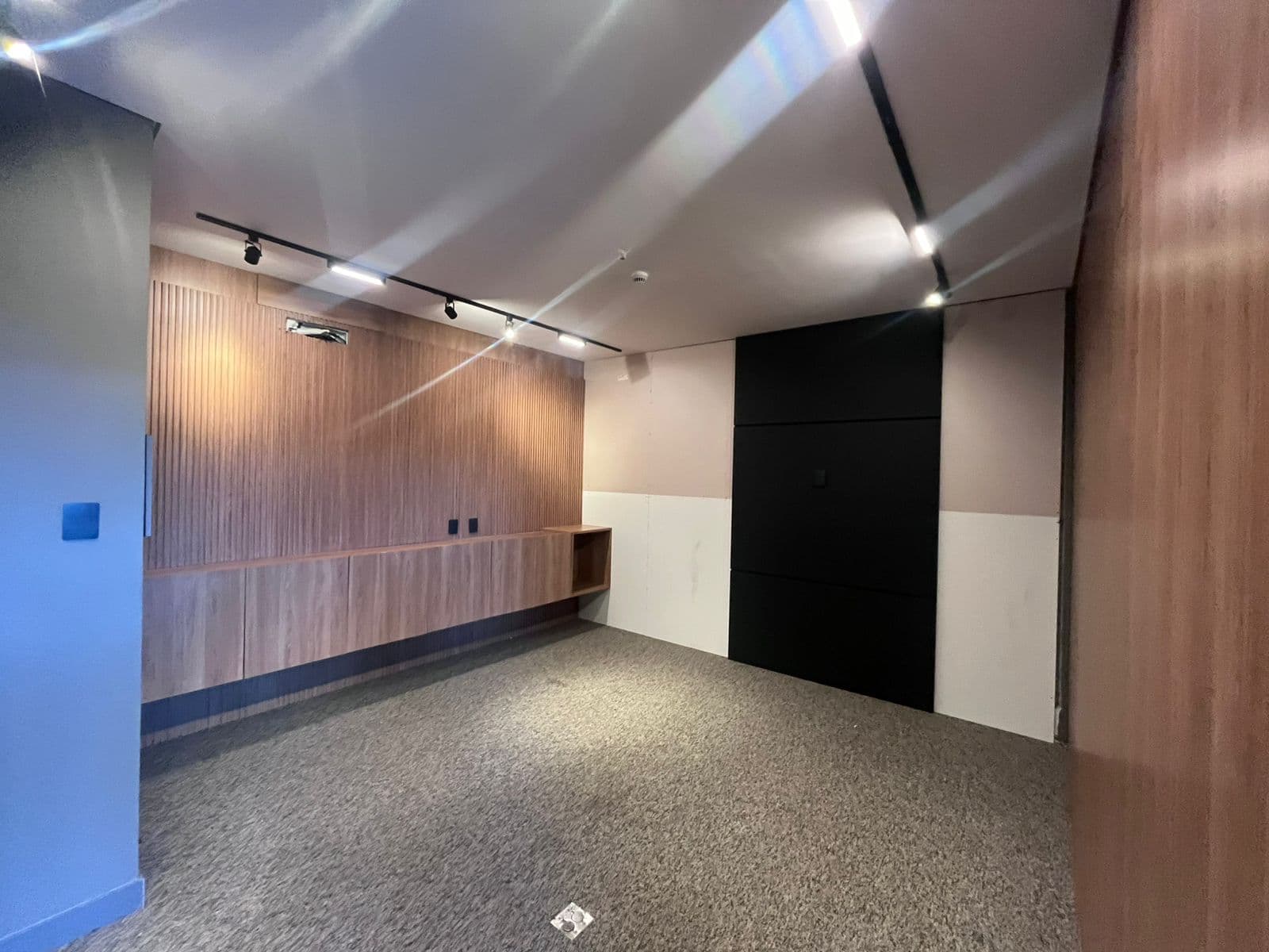 Sala comercial mobiliada para locação no JK Business Center em Palmas