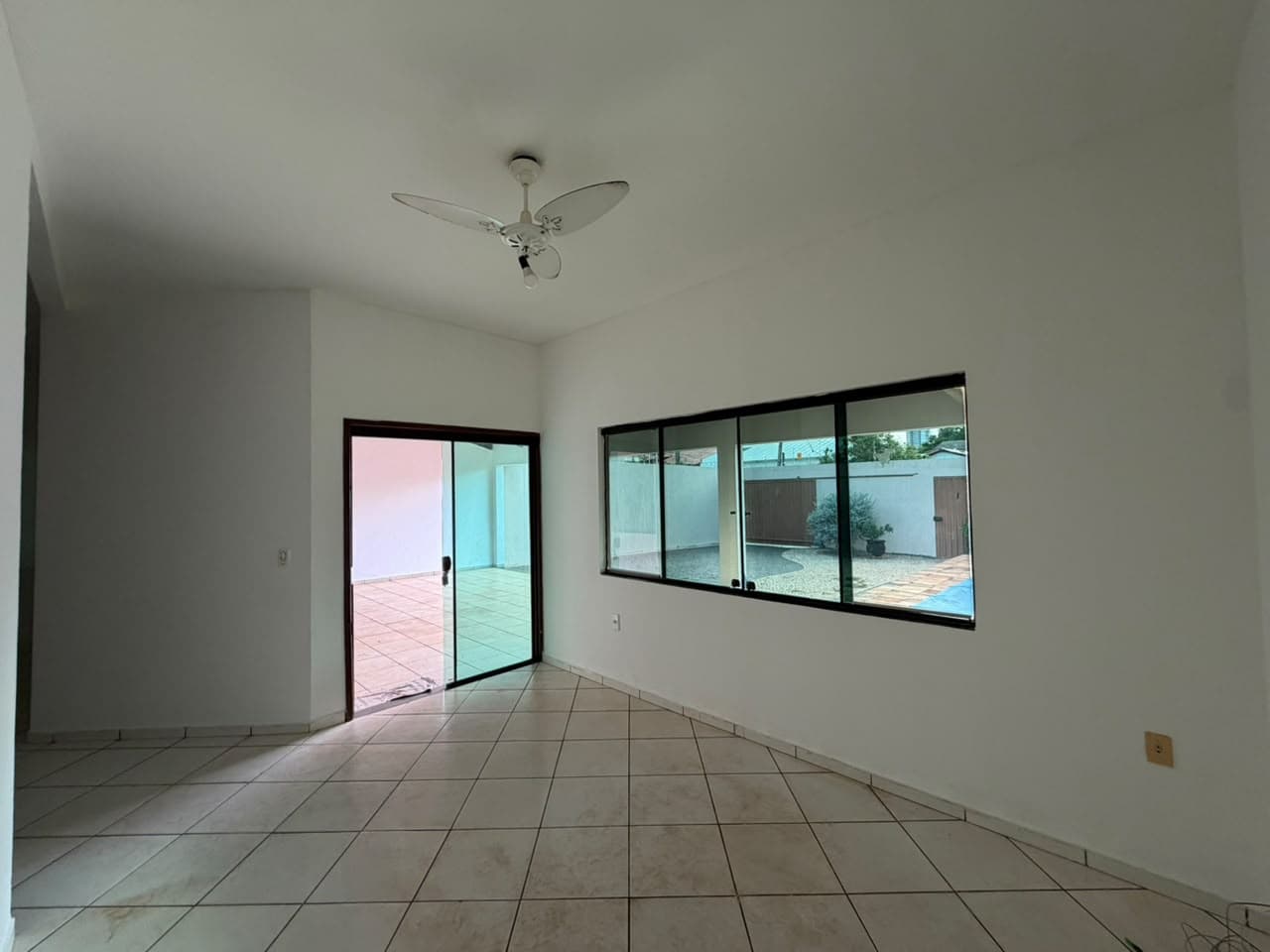 Casa à venda com piscina, suíte com closet e banheira na 110 Norte – Palmas/TO