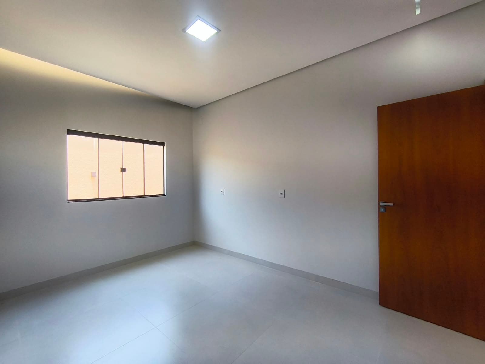 Casa moderna com suíte master e garagem para 4 carros à venda no Setor Bertaville – Palmas/TO