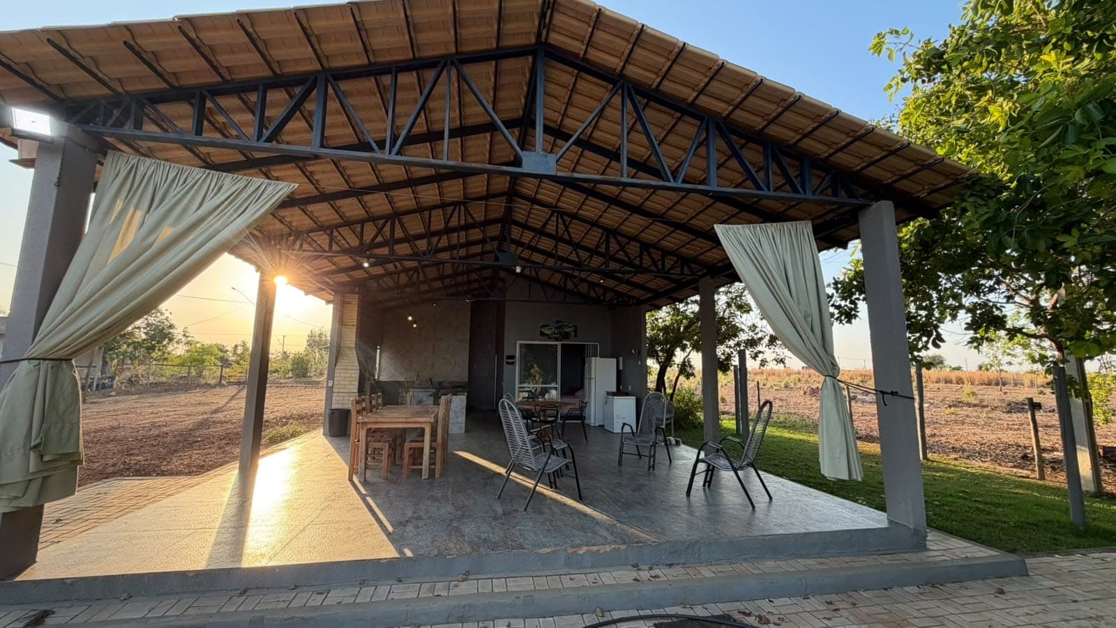 CHÁCARA À VENDA NA BEIRA DO LAGO