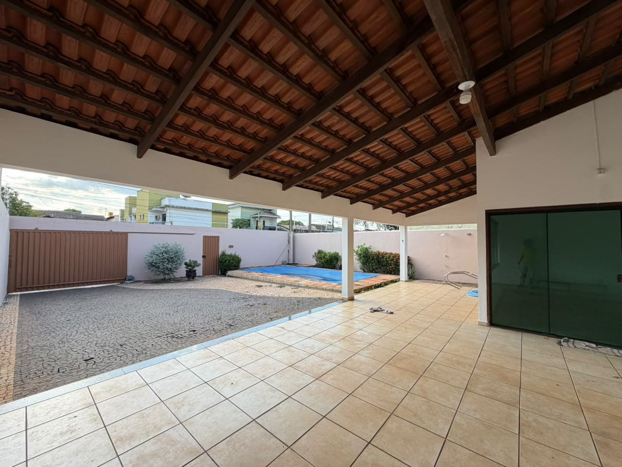 Casa à venda com piscina, suíte com closet e banheira na 110 Norte – Palmas/TO