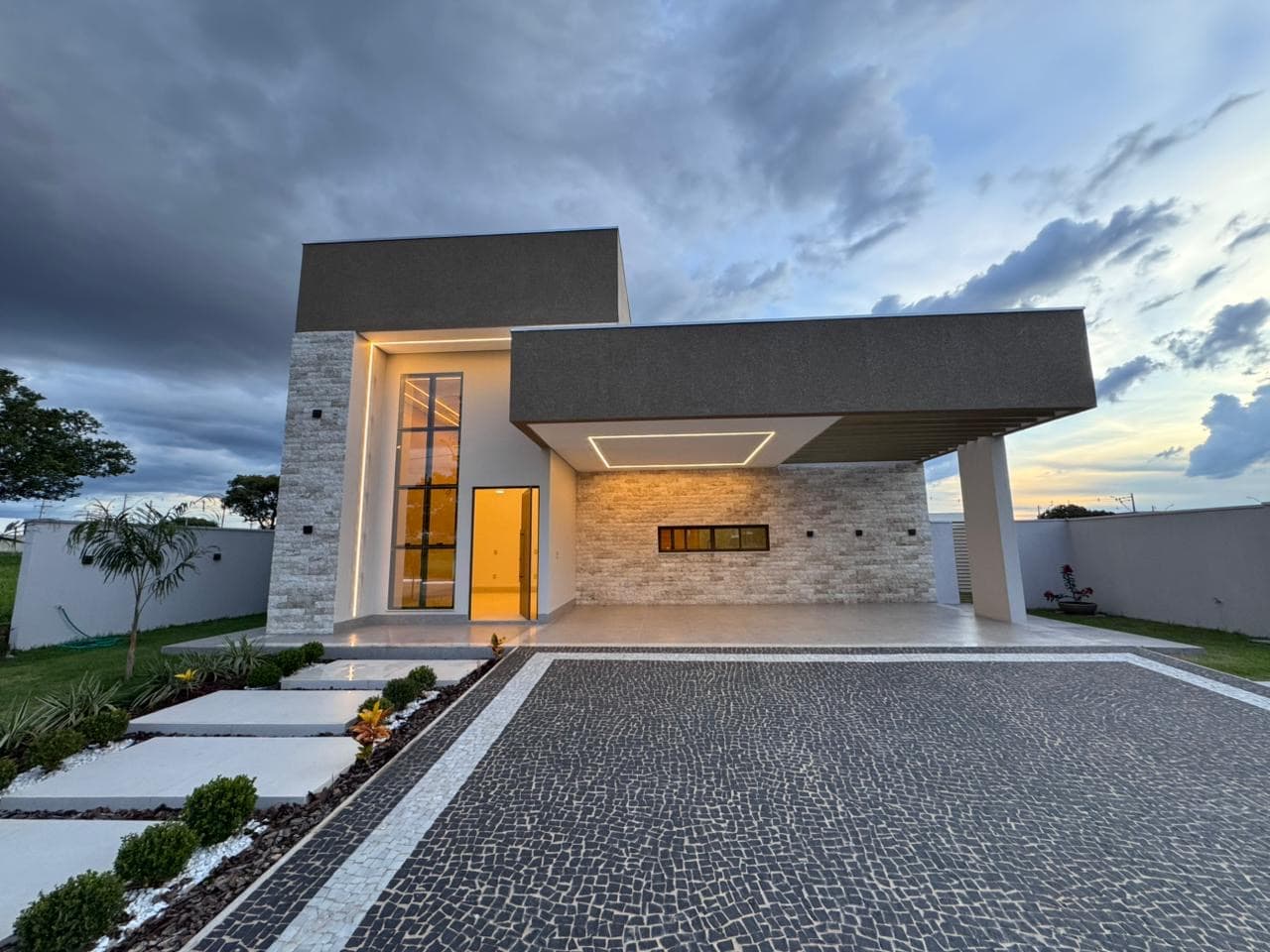 VENDE-SE CASA NO CONDOMÍNIO CARIBE GOLF SPA