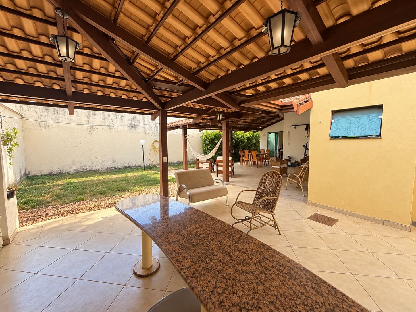 Casa Ampla com 4 Quartos, 450m de lote e Energia Solar na 208 Norte