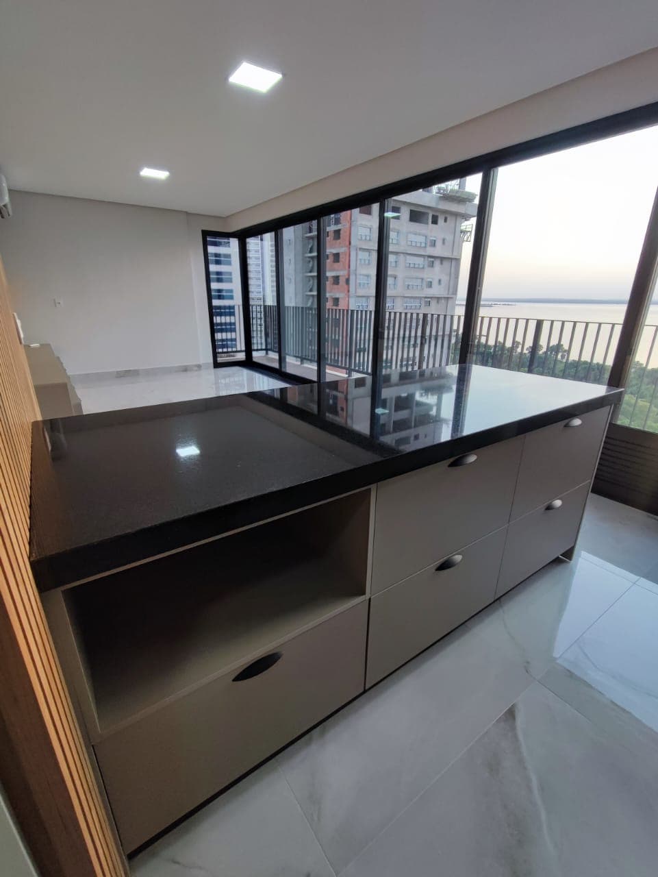 Apartamento Urban Terraço 3 quartos com vista para o Lago na Orla de Palmas