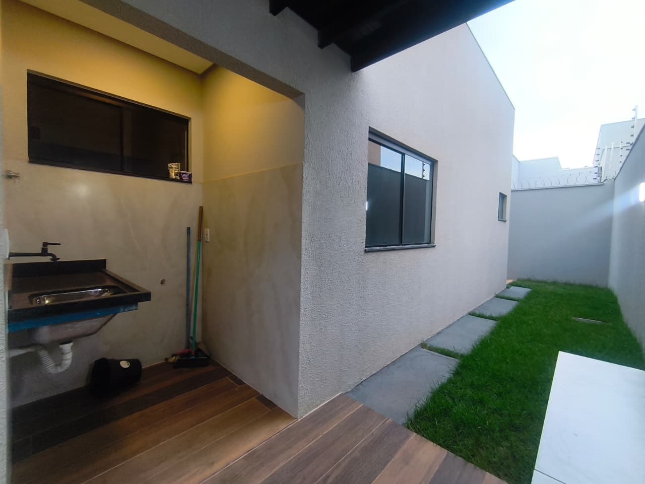Casa nova moderna com piscina aquecida à venda na 407 Sul – Palmas/TO