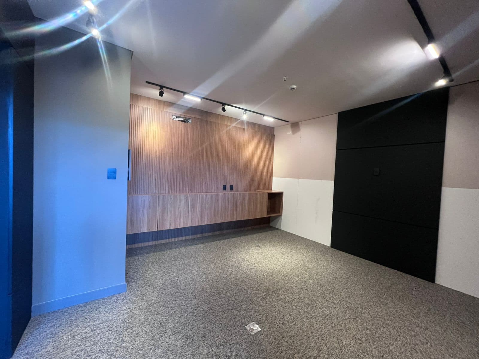 Sala comercial mobiliada para locação no JK Business Center em Palmas