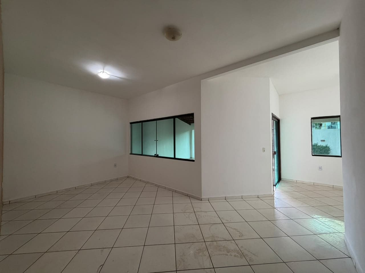 Casa à venda com piscina, suíte com closet e banheira na 110 Norte – Palmas/TO