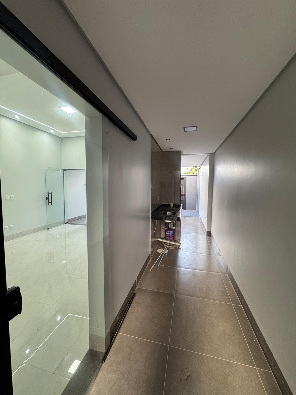Casa nova desmembrada, 2 quartos com pé direito alto e varanda gourmet no nascente
